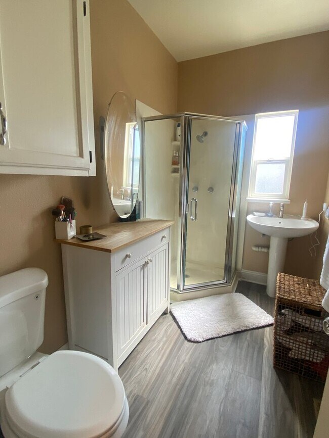 Building Photo - Pleasanton, Charming Downtown Living, Walk to Main St. 3 bed / 1 bath – Large Yard! Great schools