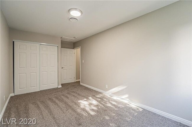 Building Photo - Amazing pool home is great location!!