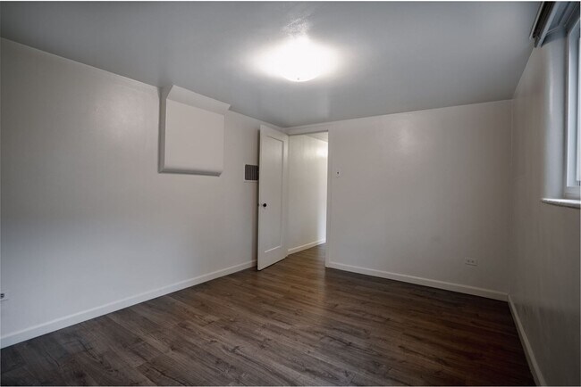 Building Photo - Spacious 1 bedroom BASEMENT /Garden Level home in the heart of University! LEASING SPECIAL INFO B...