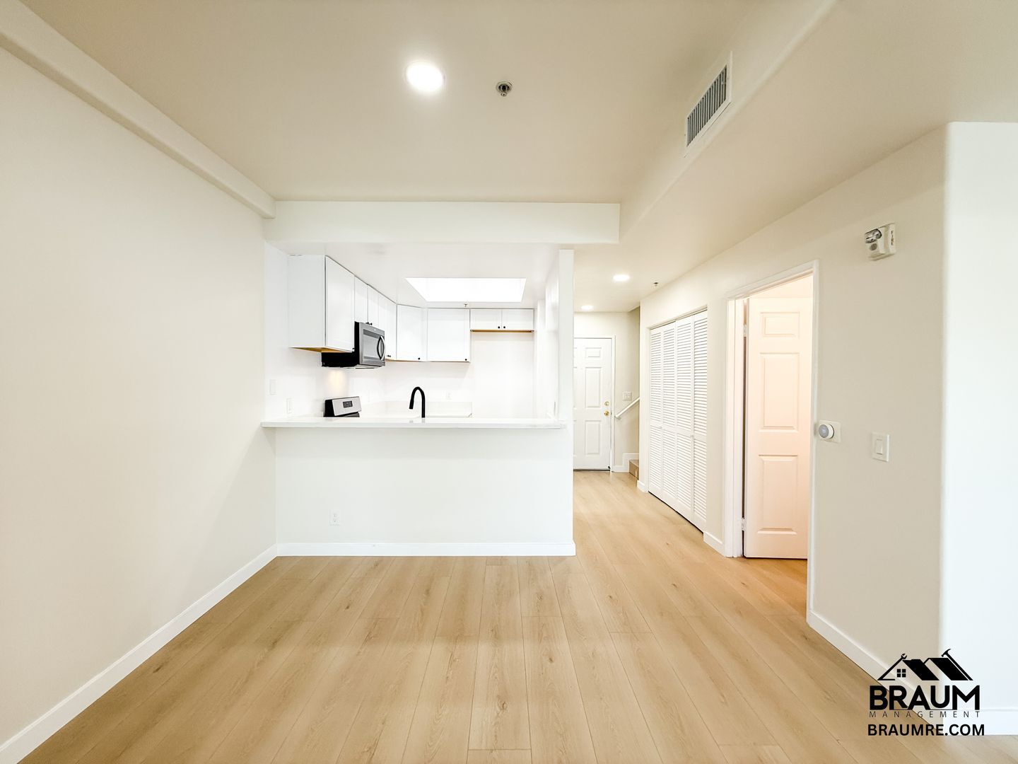 Building Photo - 11035 Moorpark St