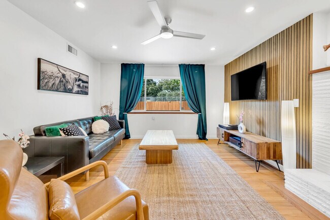 Building Photo - 6836 S Land Park Dr