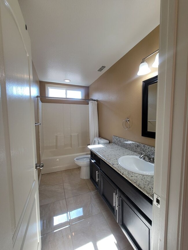 Building Photo - Beautiful 3 Bedroom, 2.5 Bathroom Home wit...