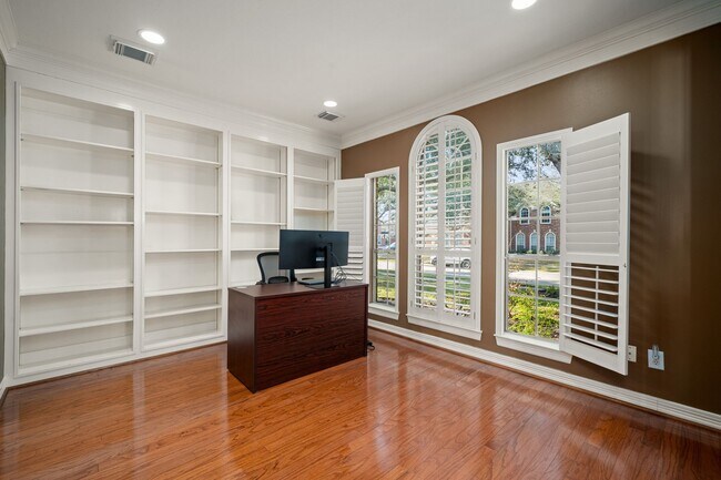 Building Photo - 5007 Cambridge St