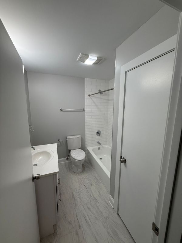 Building Photo - 744 W Gordon Terrace