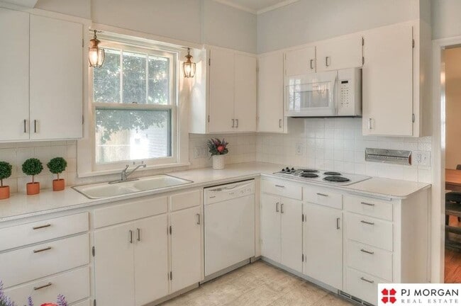 Building Photo - 810 S 58th St
