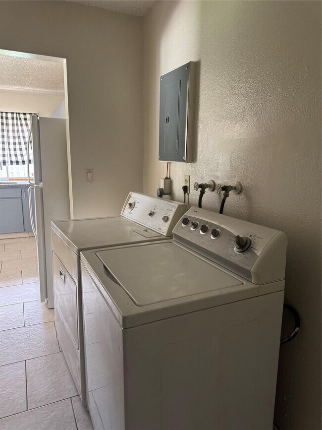 Building Photo - 9651 Sunset Strip