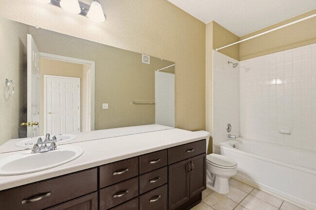 Building Photo - 2 Bed 2 Bath Condo With Balcony!