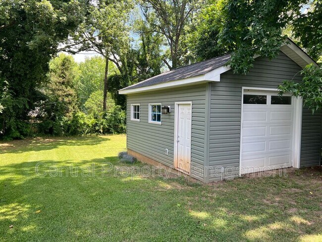 Building Photo - 32 N Garden Cir