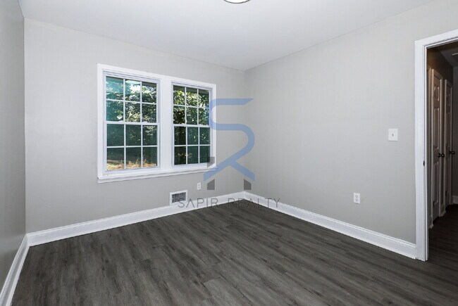 Building Photo - Move in before November 30th and choose yo...