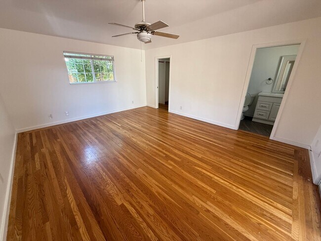Building Photo - Stunning 3 Bed 2 Bath Home | Spacious Back...