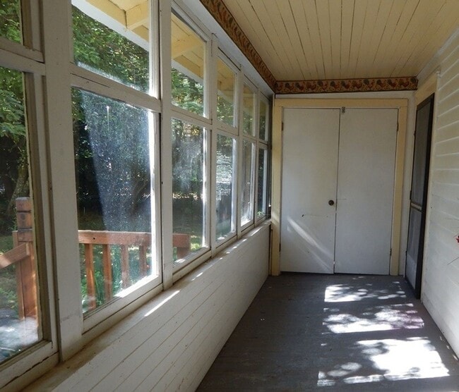 Building Photo - 3Bd/1Ba Two Story House - Available to View!