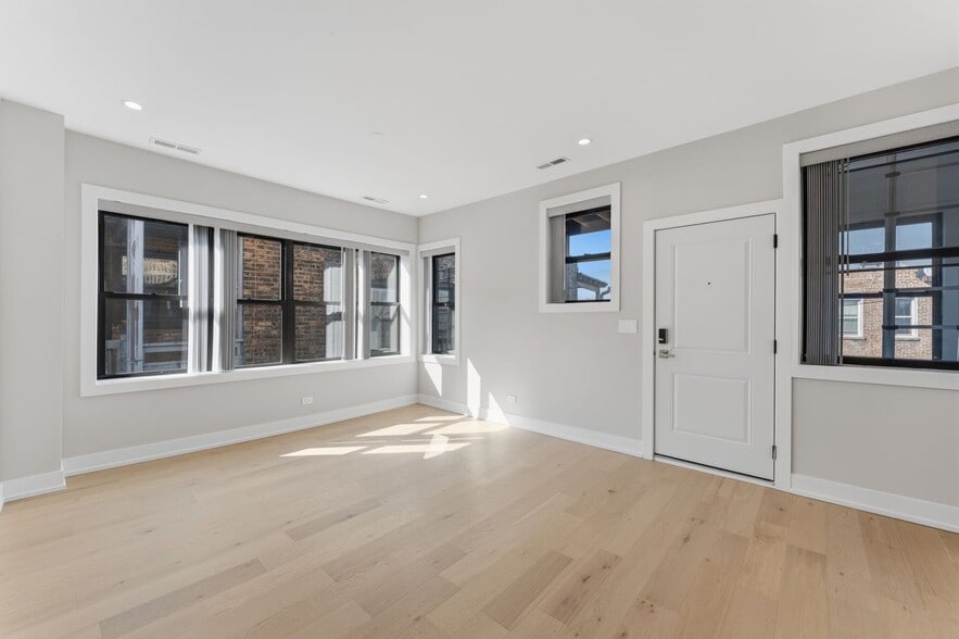 Building Photo - 7522 N Eastlake Ter