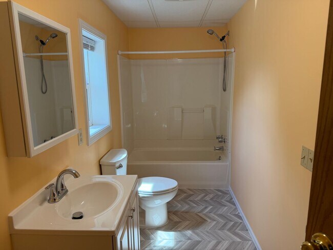 Building Photo - 3-bedroom 2 bath house in Springfield!