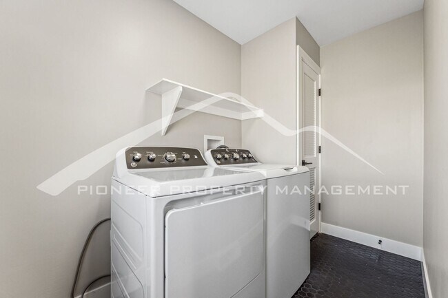 Building Photo - Charming Home with Washer/Dryer and Centra...