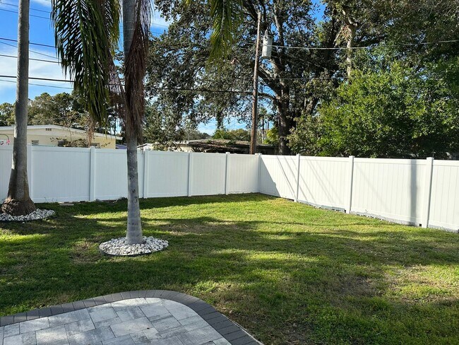 Building Photo - Newer Single Family Home 3-2-2 Seminole