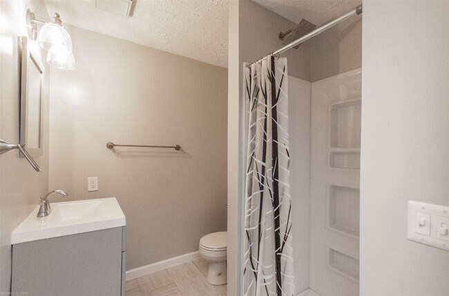 Building Photo - 6 bed/3 1/2 bath.  Pet Friendly