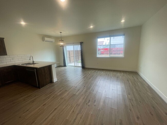 Building Photo - Stunning Modern Three Bedroom Duplex in Le...