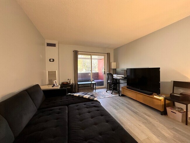 Building Photo - 100 Rosemary Way