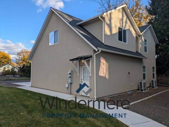 Building Photo - woodlawn705 1/2 &amp; 707 1/2