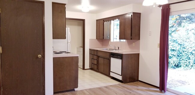Building Photo - Move in ready - 2 bedroom 1 bath - No pets