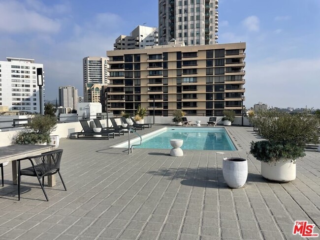 Building Photo - 10600 Wilshire Blvd