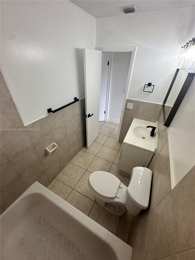Building Photo - 1130 W 37th St