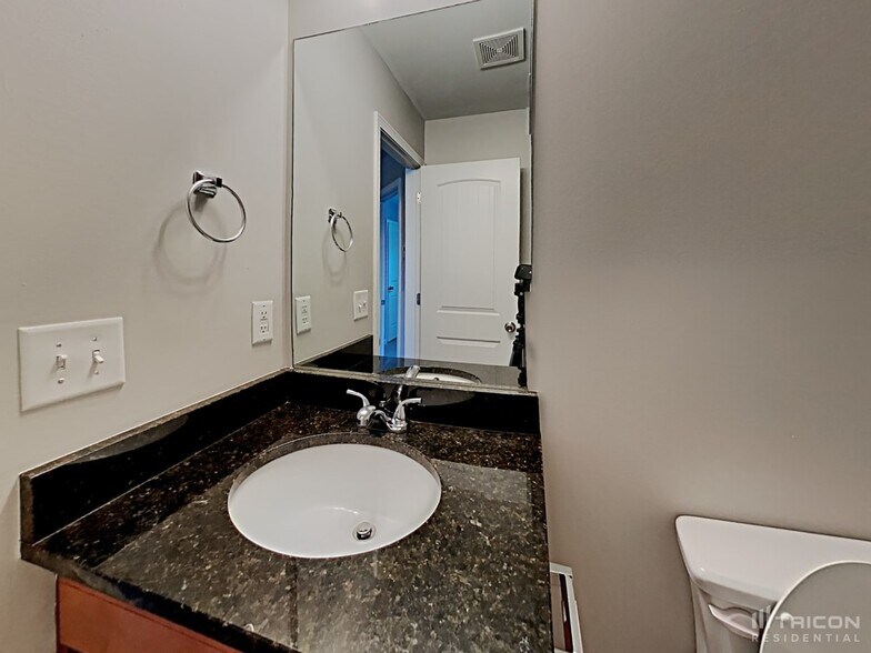Building Photo - 15 Oakbrook Dr