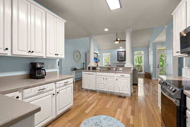 Building Photo - 127 Blackwater Dr