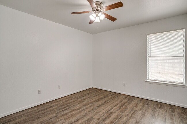 Building Photo - Charming 2 bedroom, 1 bath Fairmount Duplex