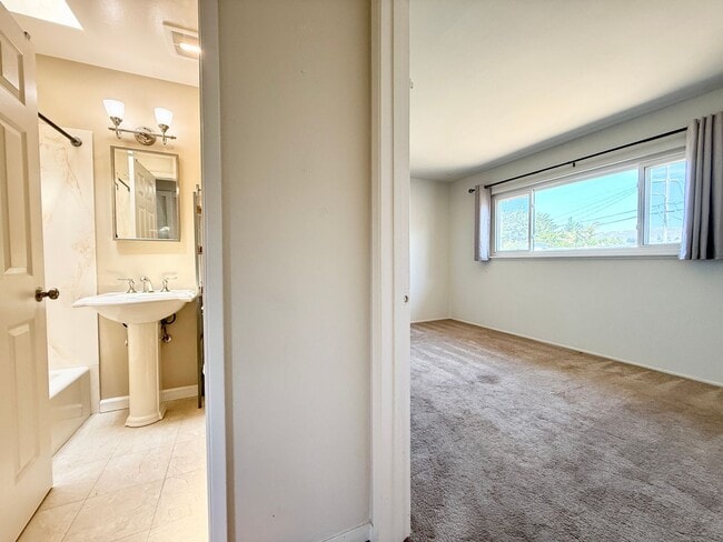 Building Photo - Spacious Ranch-Style Home with Bonus Room ...