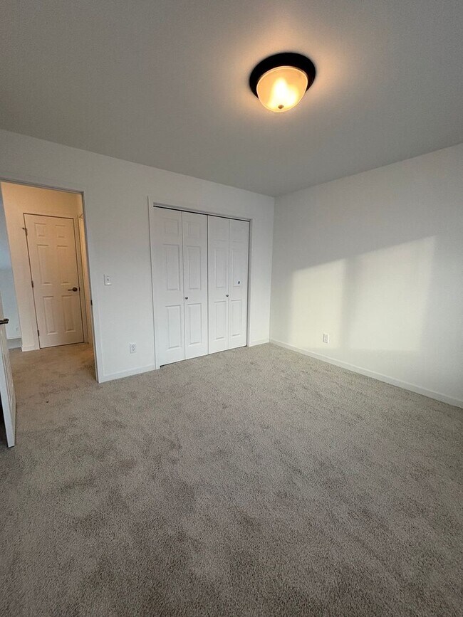 Building Photo - 3 Bed 3 Bath Townhome