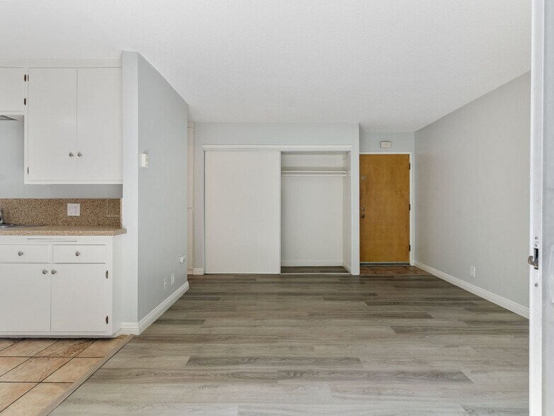 Building Photo - 425 Gaviota Ave