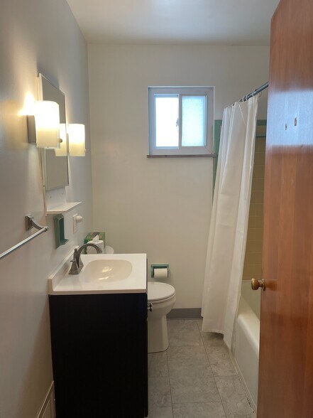 Building Photo - 816 Brady Ave