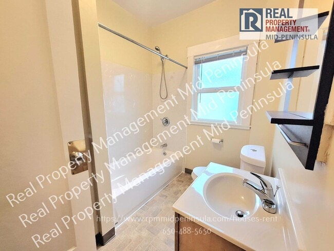 Building Photo - Quiet 1 Bedroom / 1 Bathroom on Top Floor ...