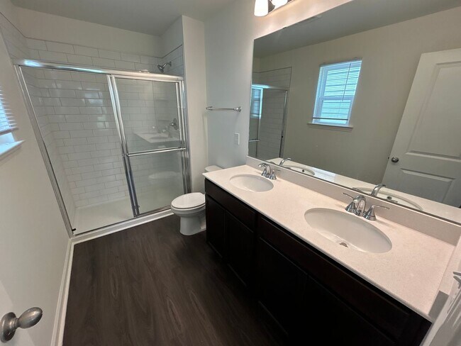 Building Photo - 3 Bedroom | 2.5 Bathroom End Unit Raleigh ...