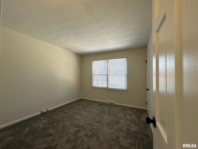 Building Photo - 2403 Lynnhaven Dr