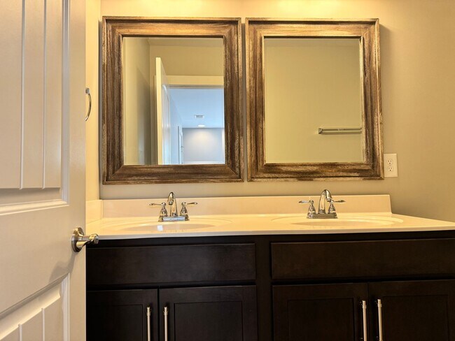 Building Photo - Beautiful End Unit Franklin Townhome