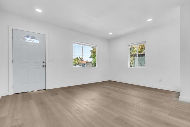 Building Photo - 5518 Denker Ave