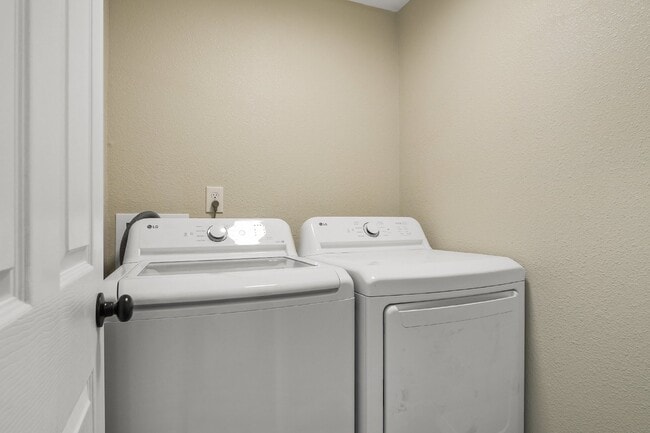 Building Photo - 2-Bedroom Gem with Granite Countertops Available in May