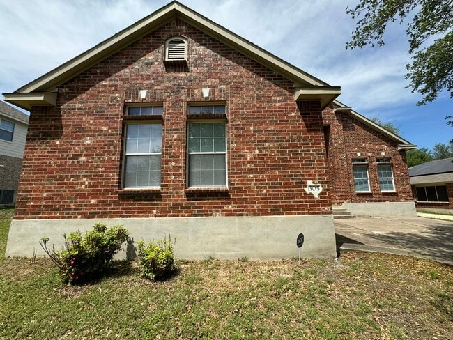 Building Photo - Beautiful 2 Story 4 Bdrm 2.5 Bath With a Loft