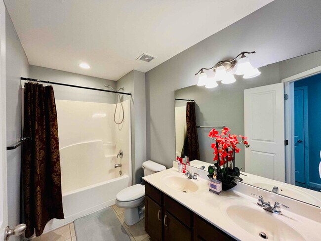 Building Photo - 876 Queen City Cres