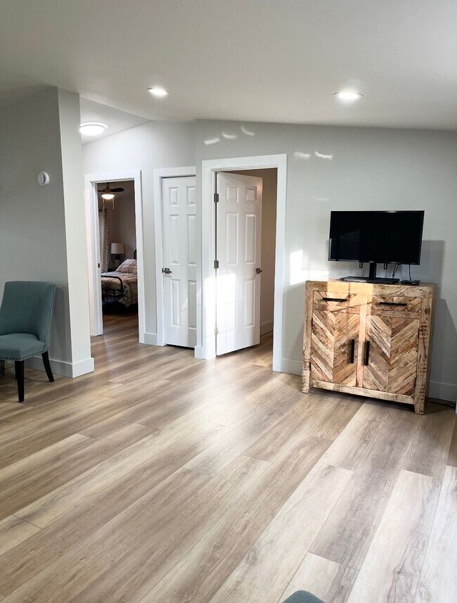 Building Photo - s. Hoernerstown Rd.- Short or Long term lease!