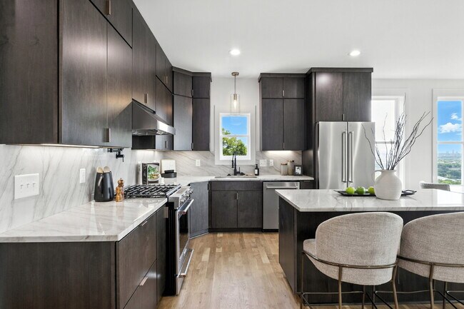 Building Photo - "Spacious 4-Bed, 4-Bath Gem in Nashville -...