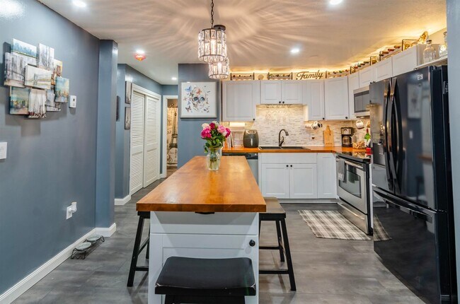 Building Photo - 5 Timberwood Dr