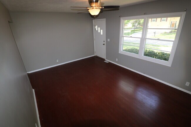 Building Photo - 1409 Thomas Dr