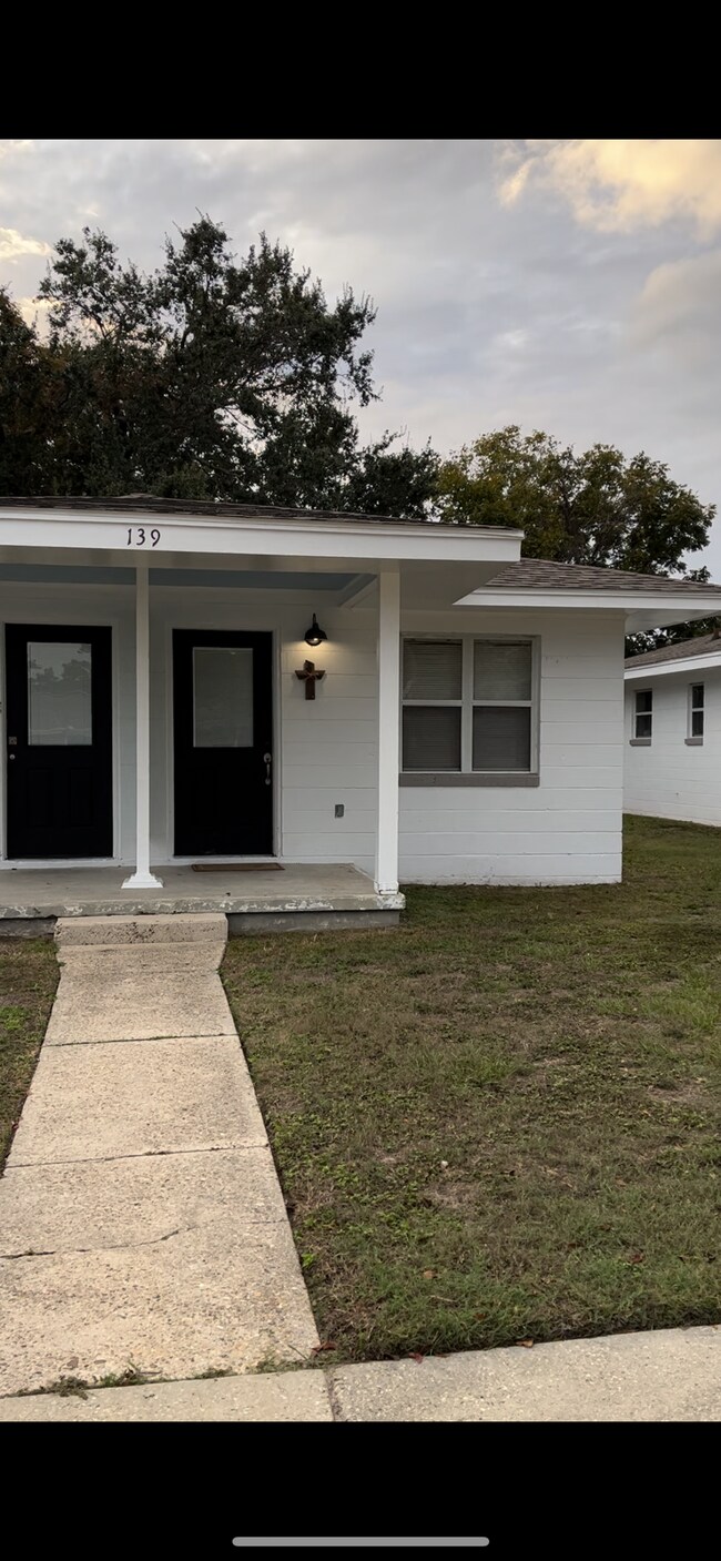 Building Photo - 139 Pine Grove Ave