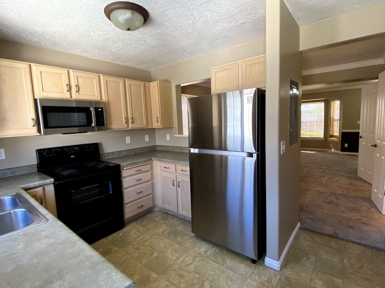 Building Photo - 879 Capital Ave