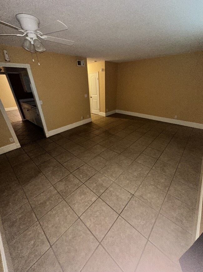 Building Photo - 108 Country Club Dr