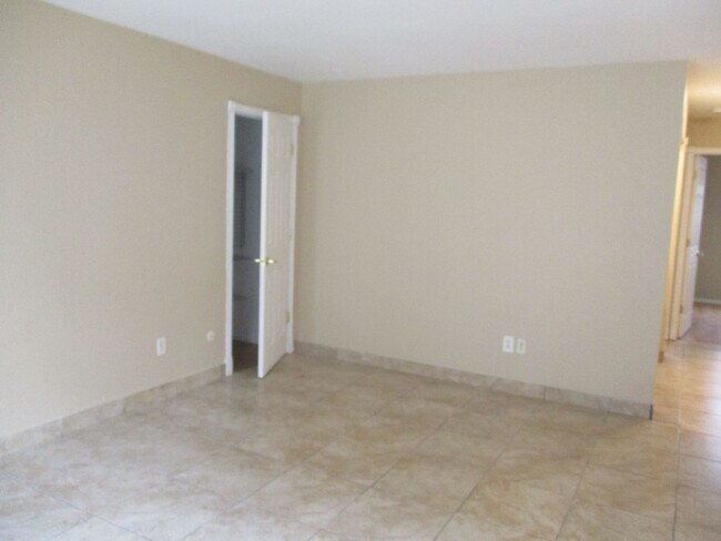 Building Photo - Very nice 2 bedroom 1.5 bath 1st floor condo