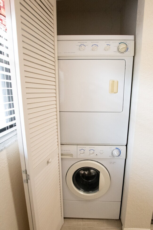 Building Photo - 1000 Cove Cay Dr